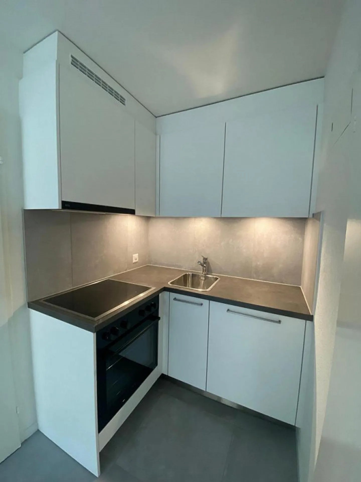 Appartement rénové de 2,5 pièces au 1er étage - Photo 1 sur 7