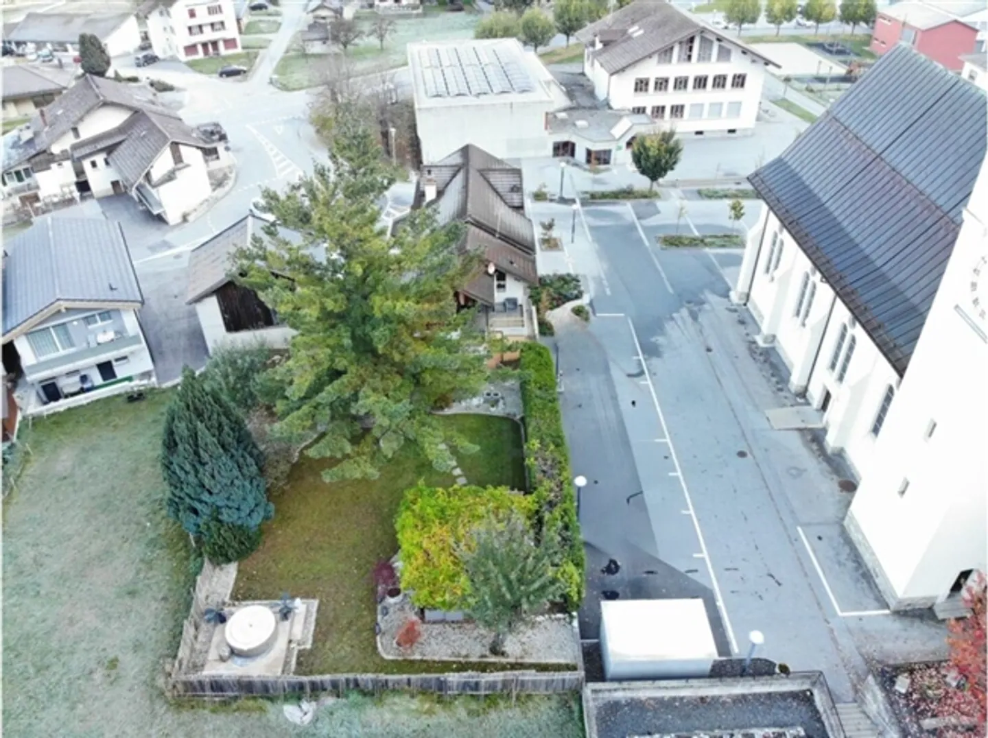 Unica opportunità di investimento - Spazio commerciale, appartamento di 5,5 stanze e terreno in un pacchetto attraente - Foto 3 di 7