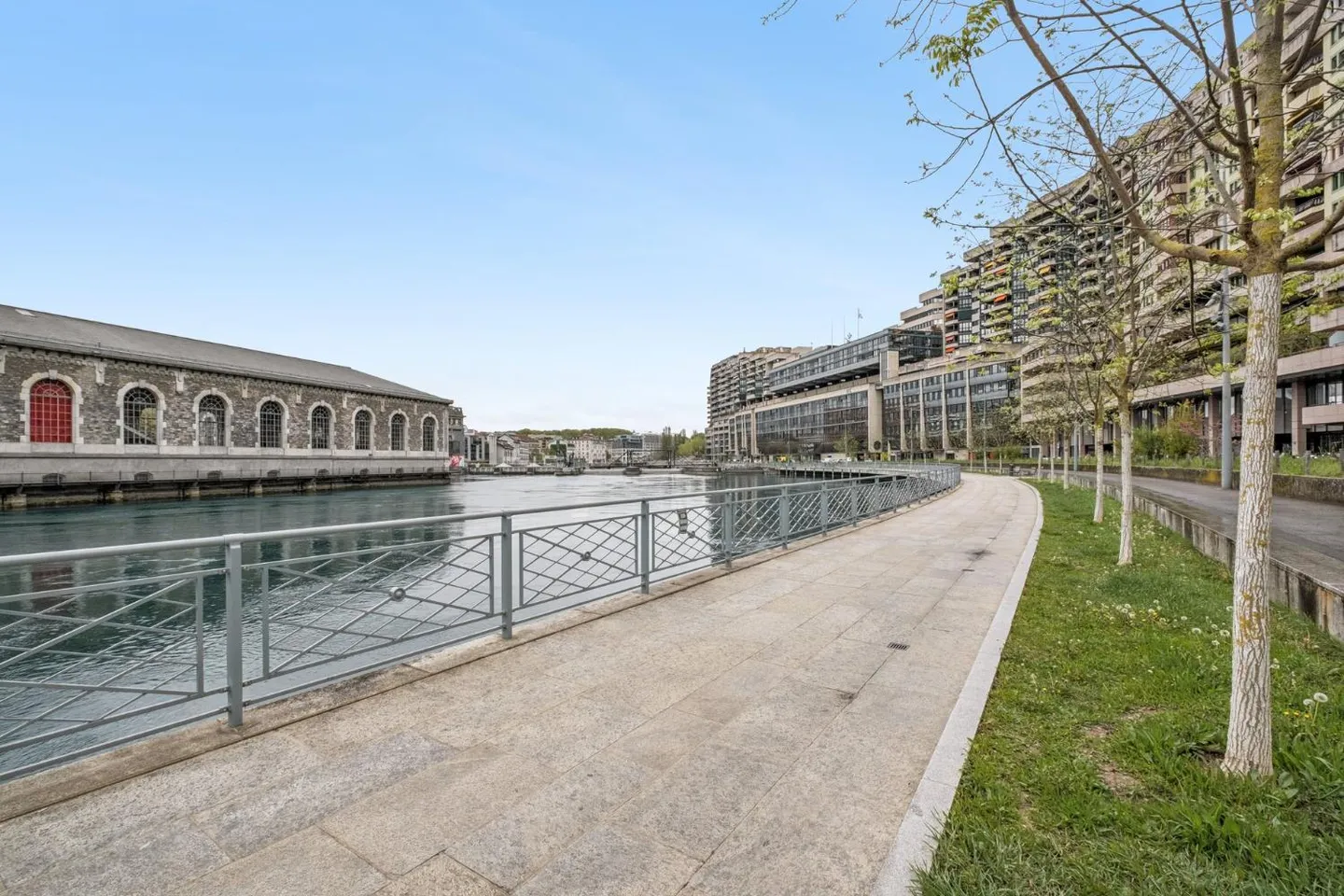 Functional and strategically located offices in the heart of Geneva - Photo 2 of 13