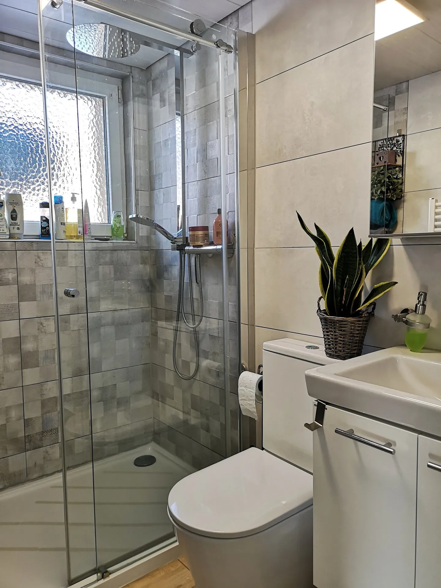 Haus mit Spa, Sauna, Schwimmbad, Ladestation für Elektroautos, 36 Photovoltaik-Panels - Foto 12 von 28