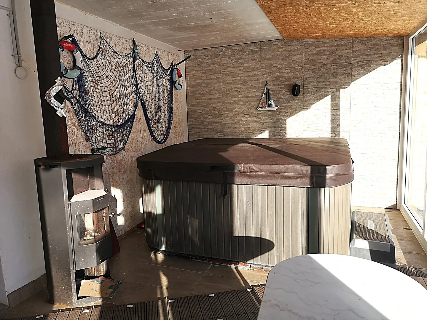 Haus mit Spa, Sauna, Schwimmbad, Ladestation für Elektroautos, 36 Photovoltaik-Panels - Foto 18 von 28