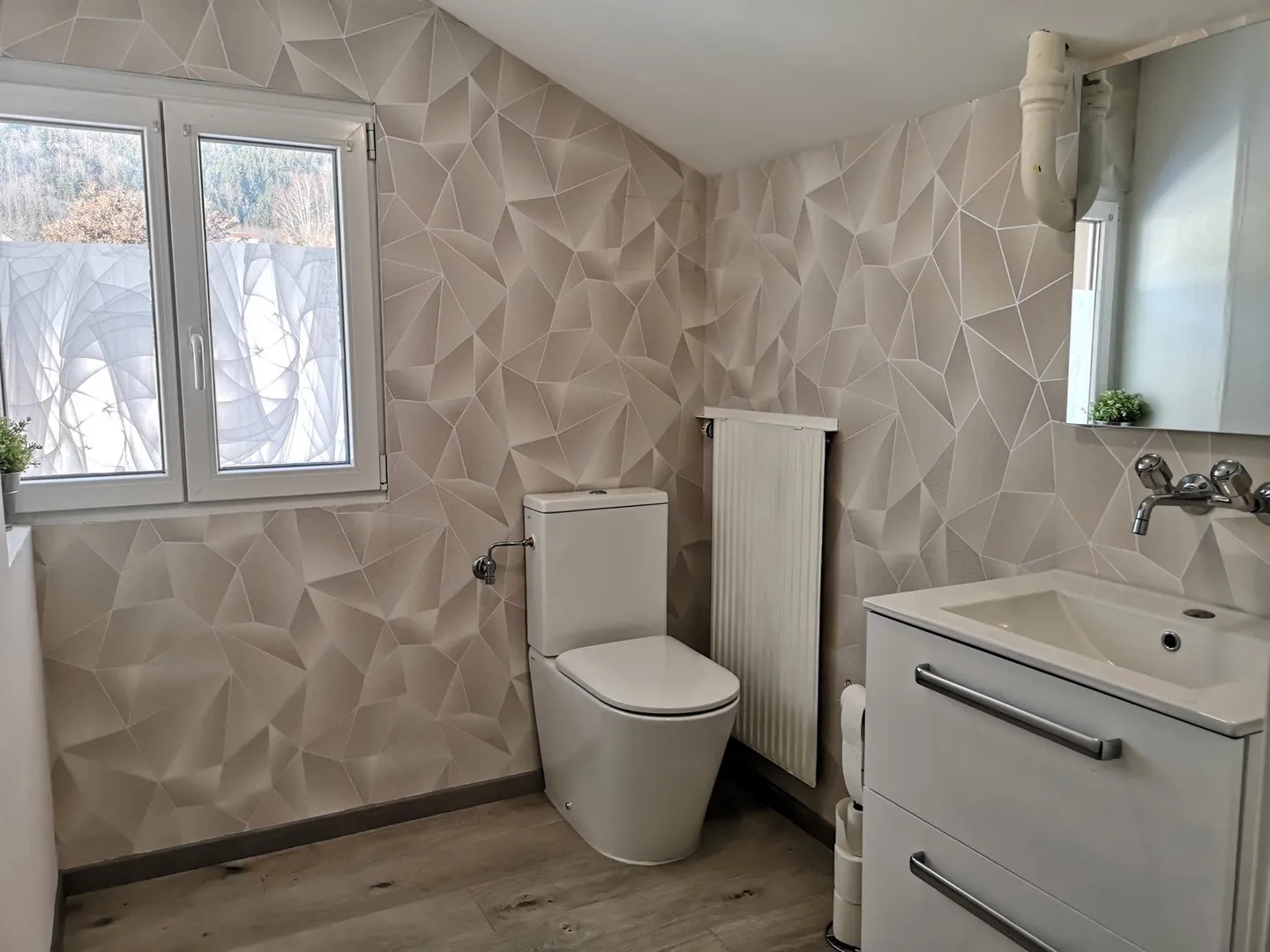 Haus mit Spa, Sauna, Schwimmbad, Ladestation für Elektroautos, 36 Photovoltaik-Panels - Foto 23 von 28