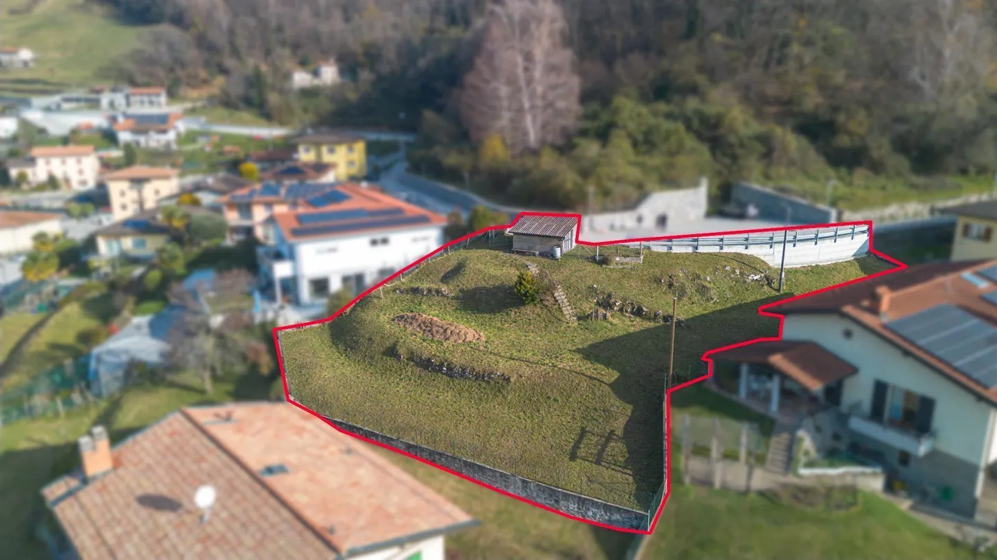 Building plot in Caneggio with open view of the valley - Photo 1 of 5