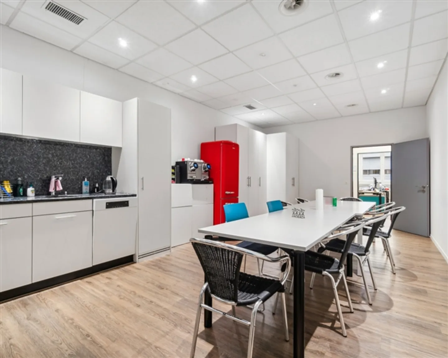 Ideally Located Office Spaces in Cham - Photo 10 of 10