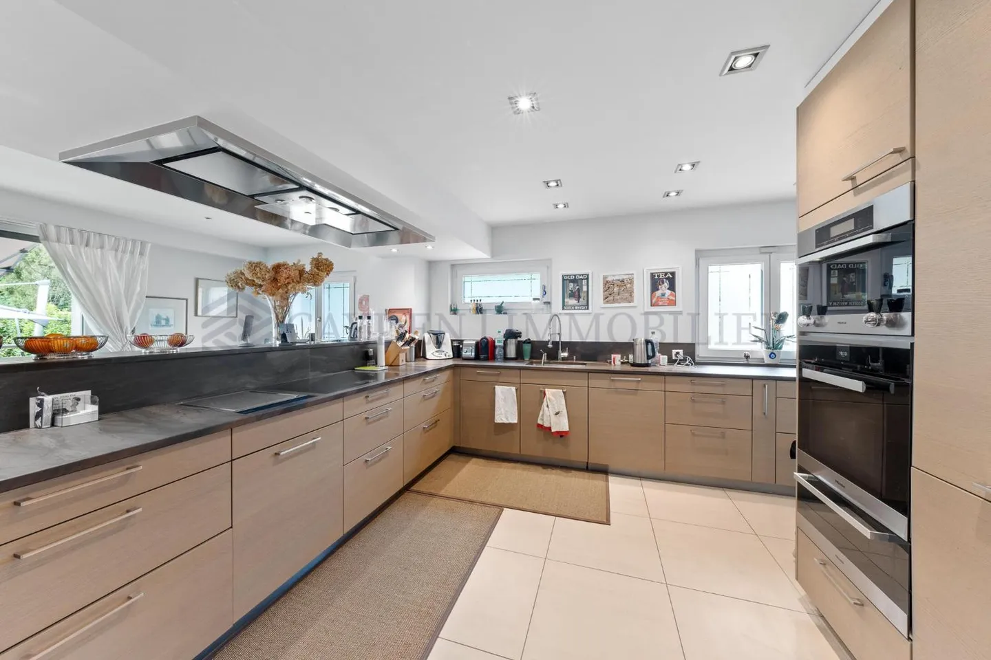 Large fully renovated individual villa - Photo 4 of 13