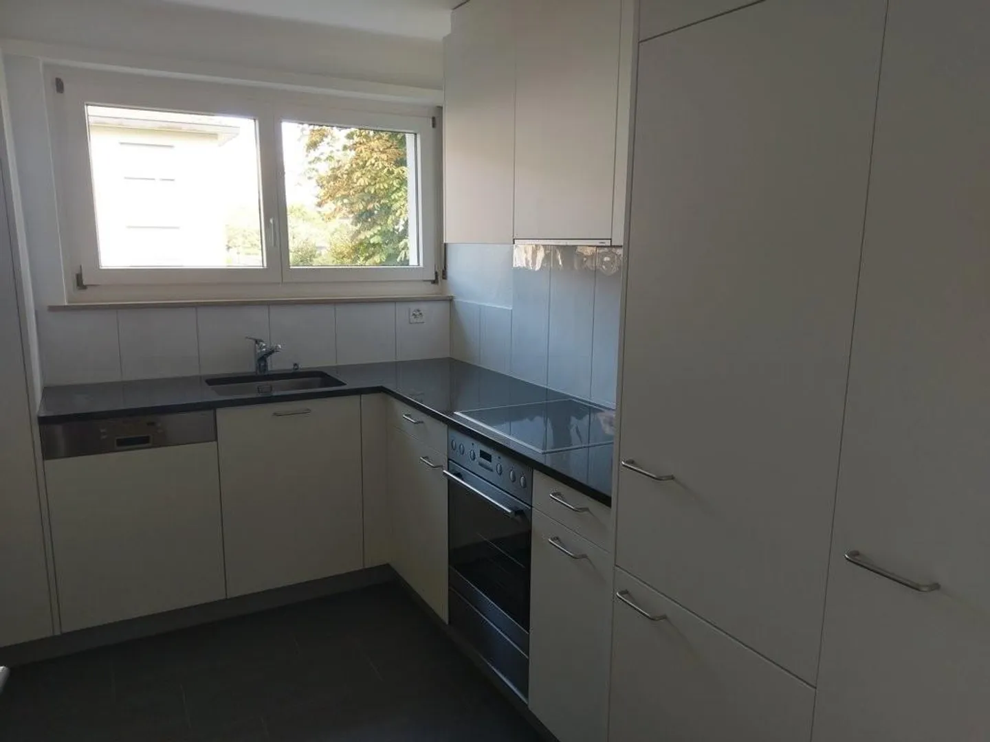 Renovated 4-room apartment in the green - Photo 3 of 5