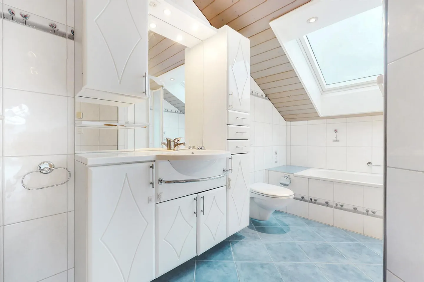 Charming 3.5-Room Attic Apartment - Photo 9 of 13