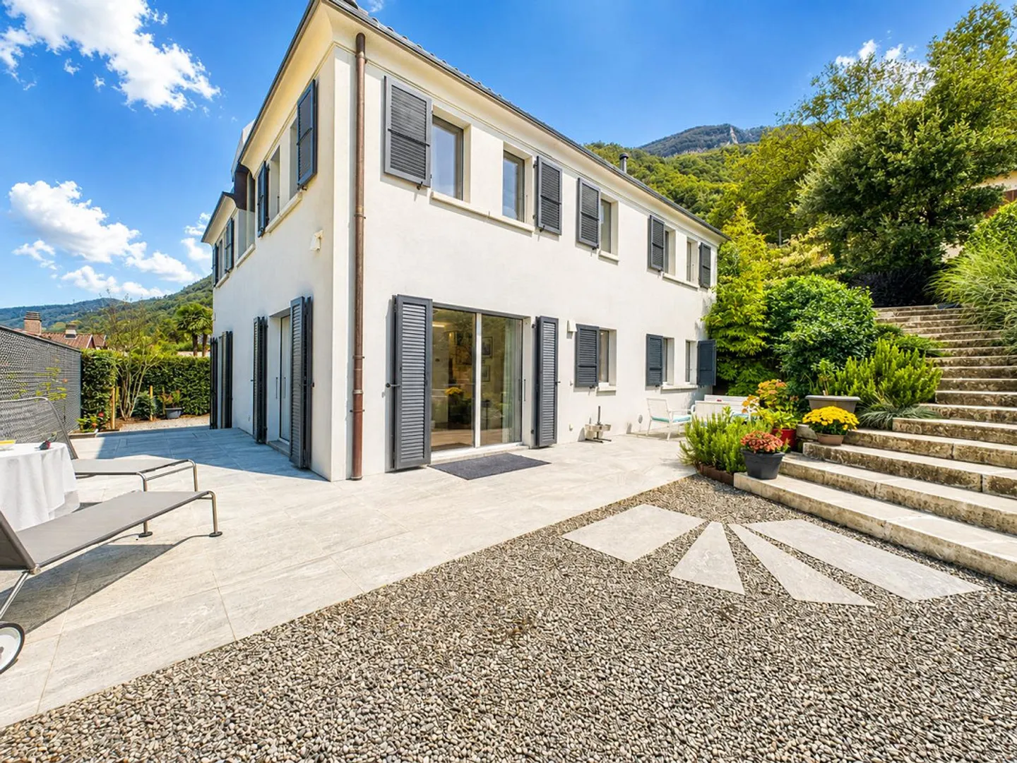 Helle Einfamilienvilla mit 5.5 Zimmern in Riva San Vitale, TI - Foto 2 von 16