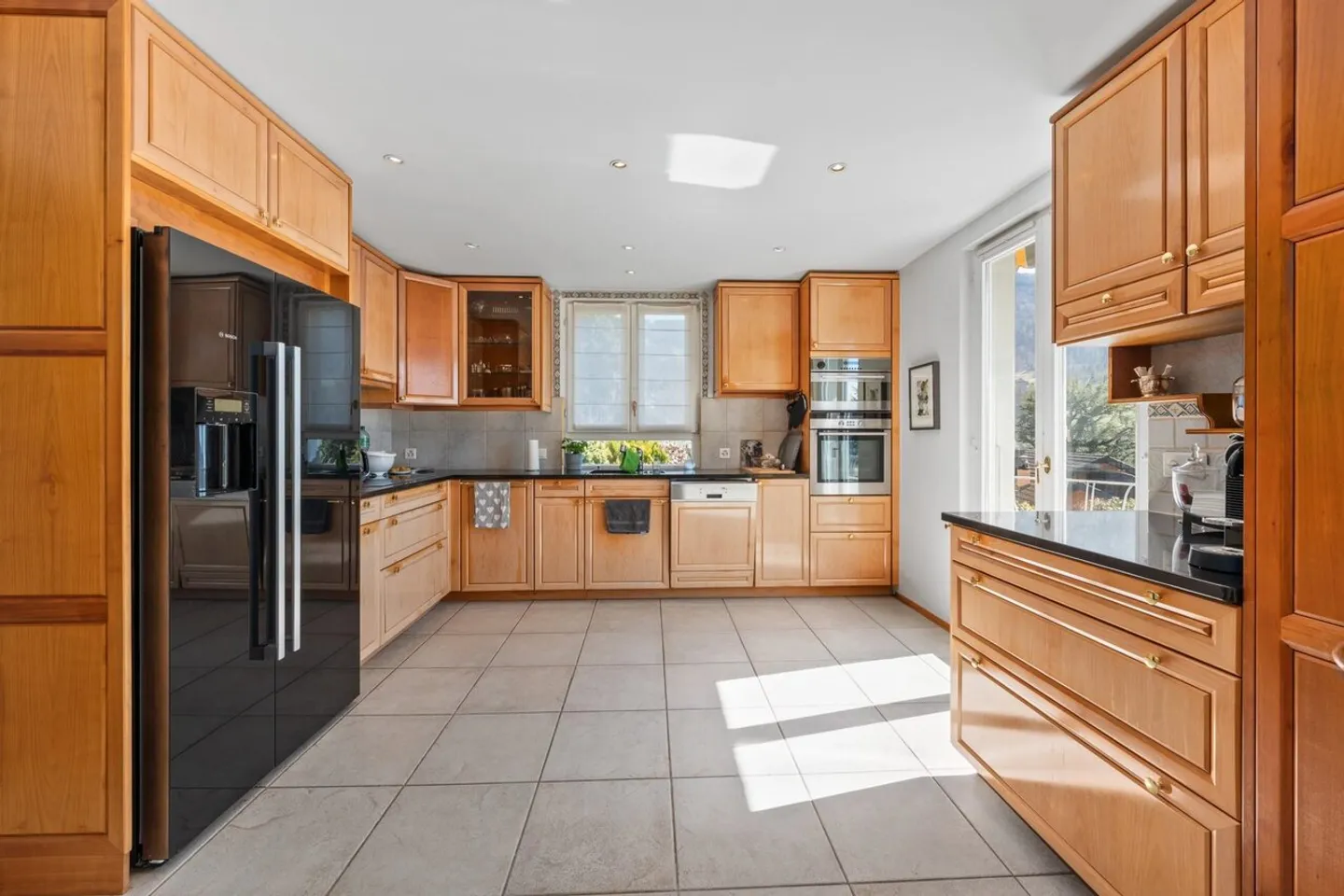 Charming property with breathtaking views - Photo 8 of 13