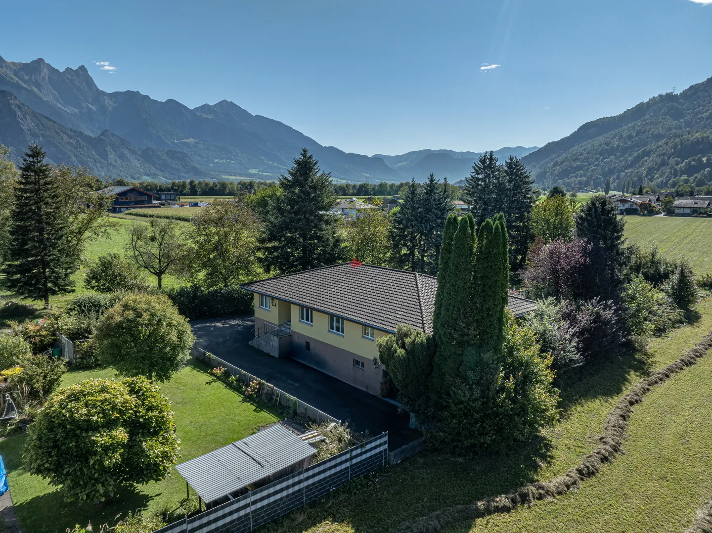 Idyllisches Mehrfamilienhaus mit grossem Grundstück - Foto 1 von 15