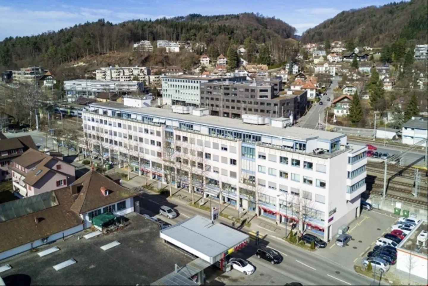 Bâtiment de bureaux représentatif à proximité immédiate de la gare - Photo 1 sur 2