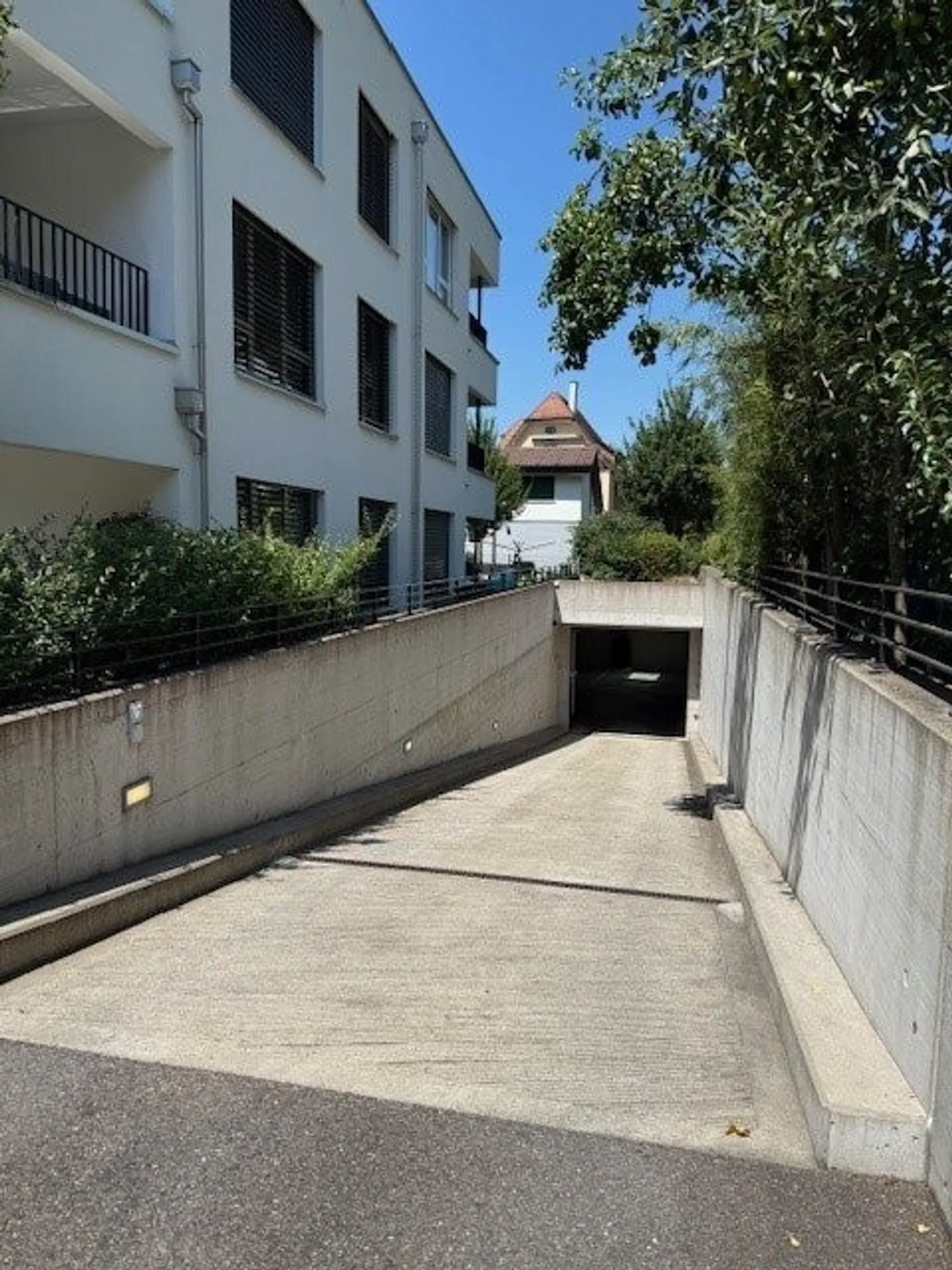 Posti auto in affitto in posizione centrale a Liestal! - Foto 2 di 2
