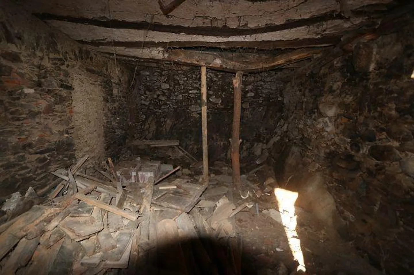 Maison de 4 pièces à rénover avec beaucoup de terrain dans un emplacement très calme et ensoleillé - Photo 6 sur 18