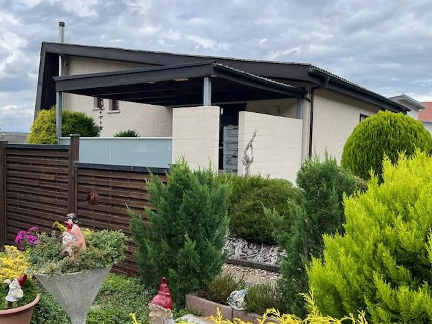 Ampia e tranquilla casa unifamiliare di 5,5 stanze con giardino - Foto 2 di 18