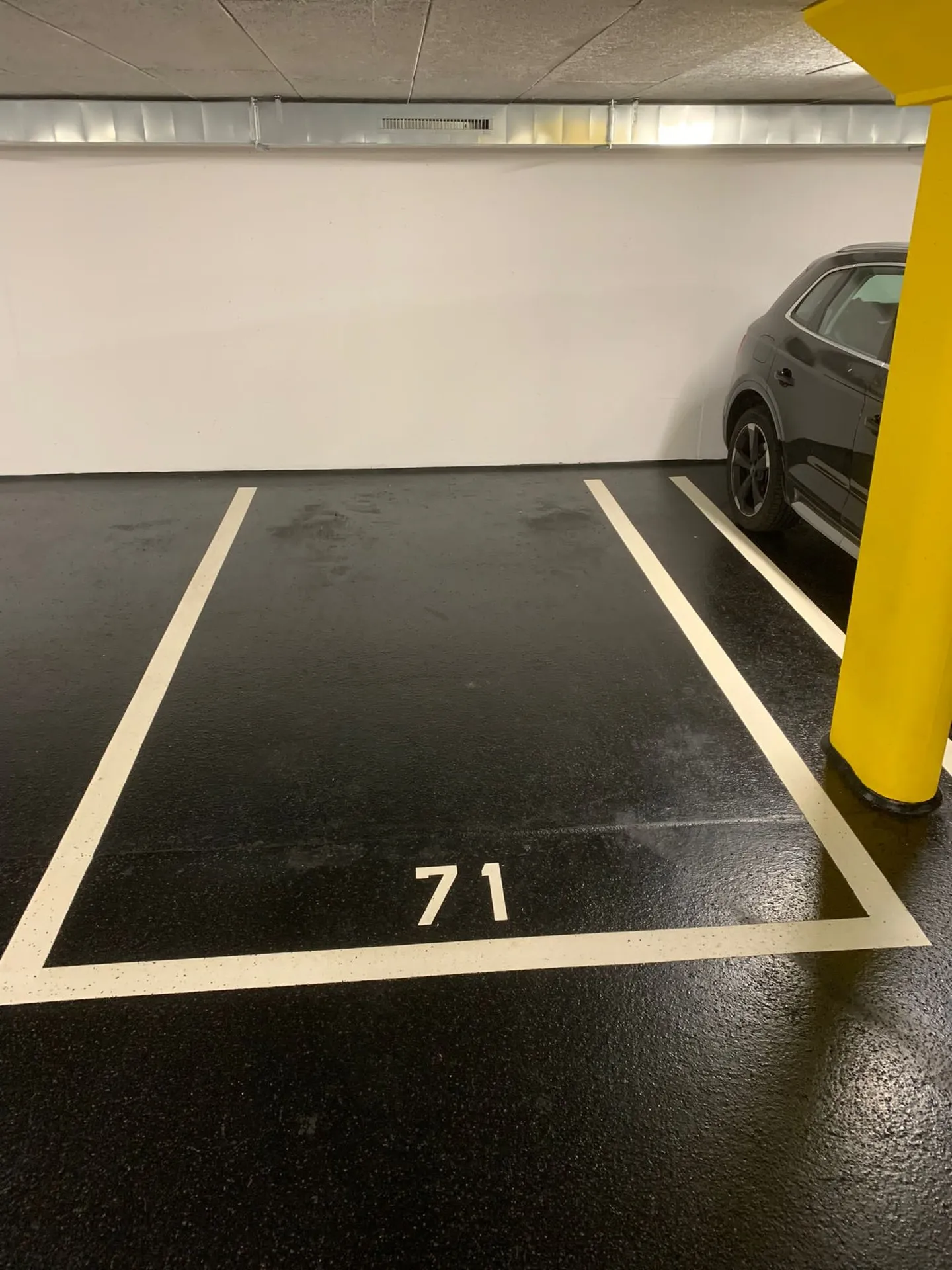Une place de parking dans le garage souterrain à louer ! Profitez de cette opportunité ! - Photo 1 sur 2