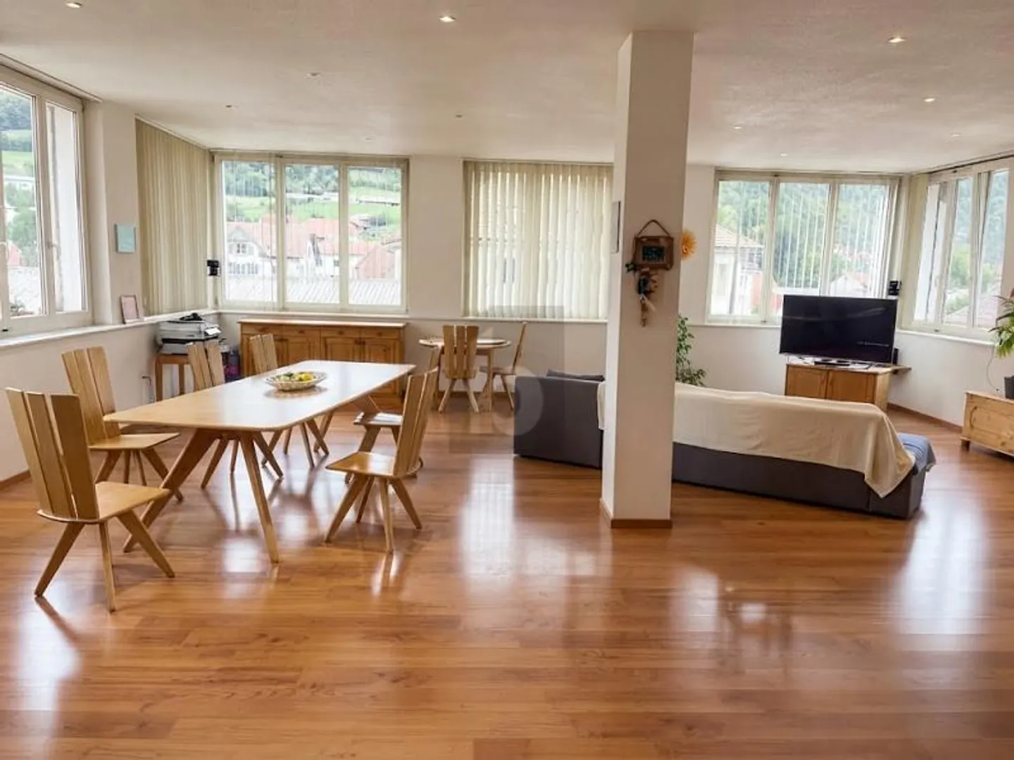 SPACIOUS AND BRIGHT WITH GENEROUS VOLUMES - Photo 2 of 6