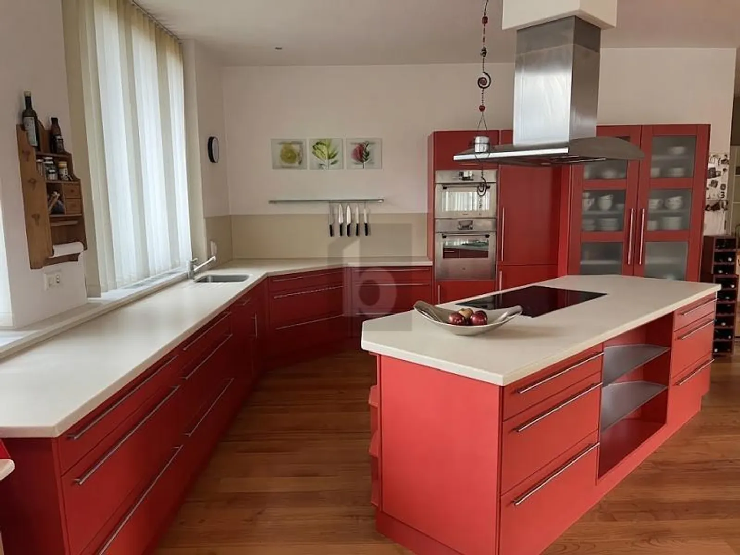 SPACIOUS AND BRIGHT WITH GENEROUS VOLUMES - Photo 3 of 6