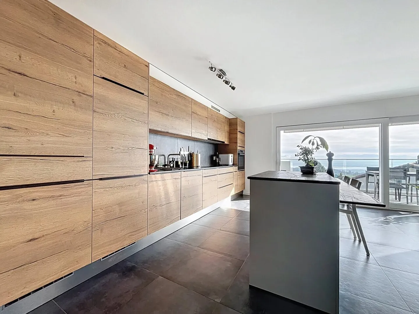 Exclusive - Apartment with stunning lake view and spacious terraces - Photo 2 of 12