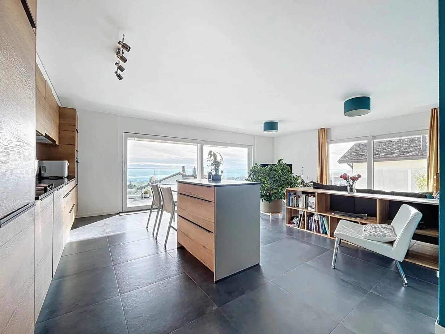 Exclusive - Apartment with stunning lake view and spacious terraces - Photo 3 of 12