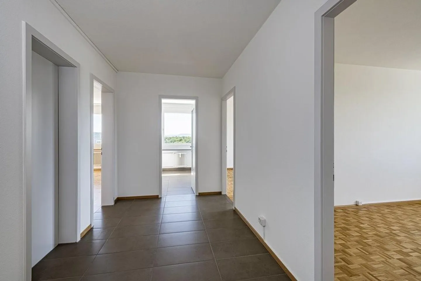 Modern apartment in high-rise building with panoramic view - Photo 4 of 8