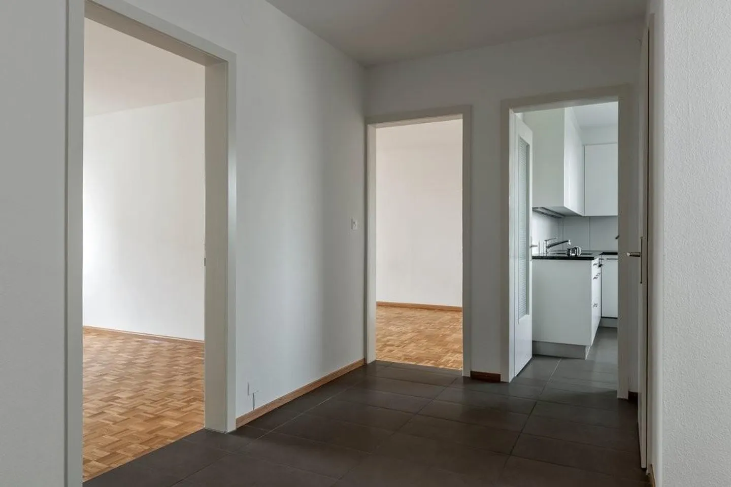 Modern apartment in high-rise building with panoramic view - Photo 5 of 8