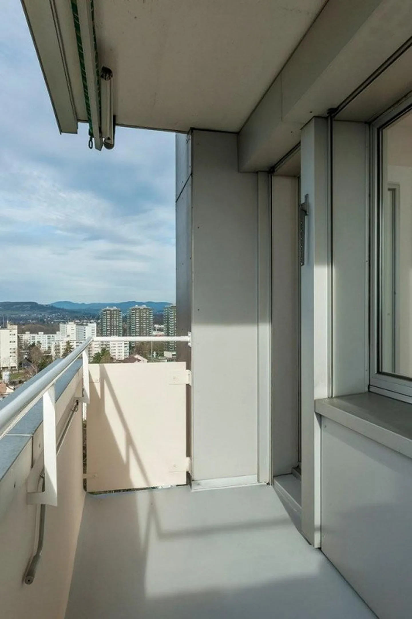 Modern apartment in high-rise building with panoramic view - Photo 8 of 8