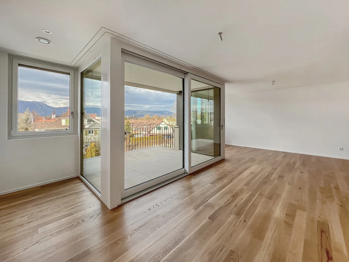 Modern Apartment with Balconies - Photo 3 of 13