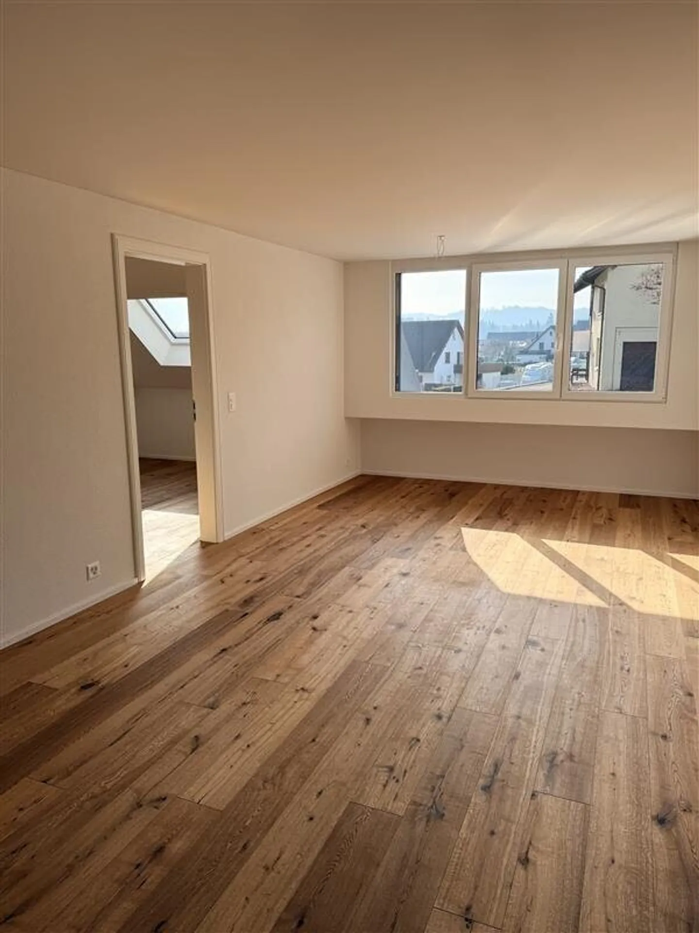 Moderne 2.5-Zimmerwohnung - Foto 2 von 6