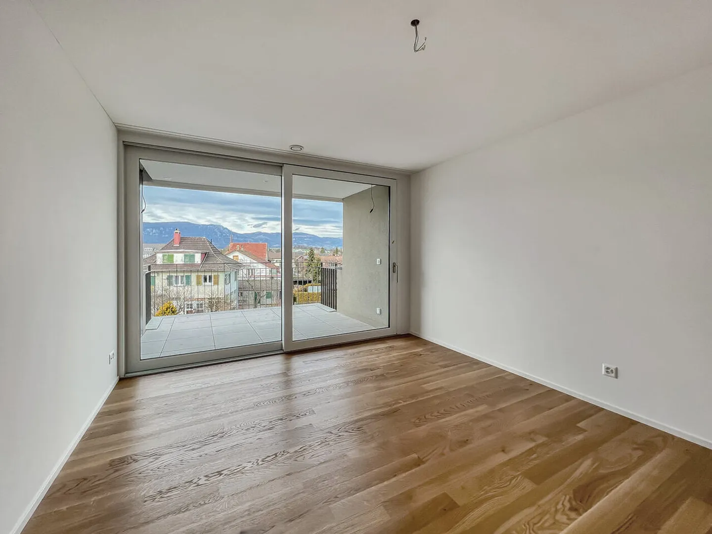 Modern Apartment with Balconies - Photo 4 of 13