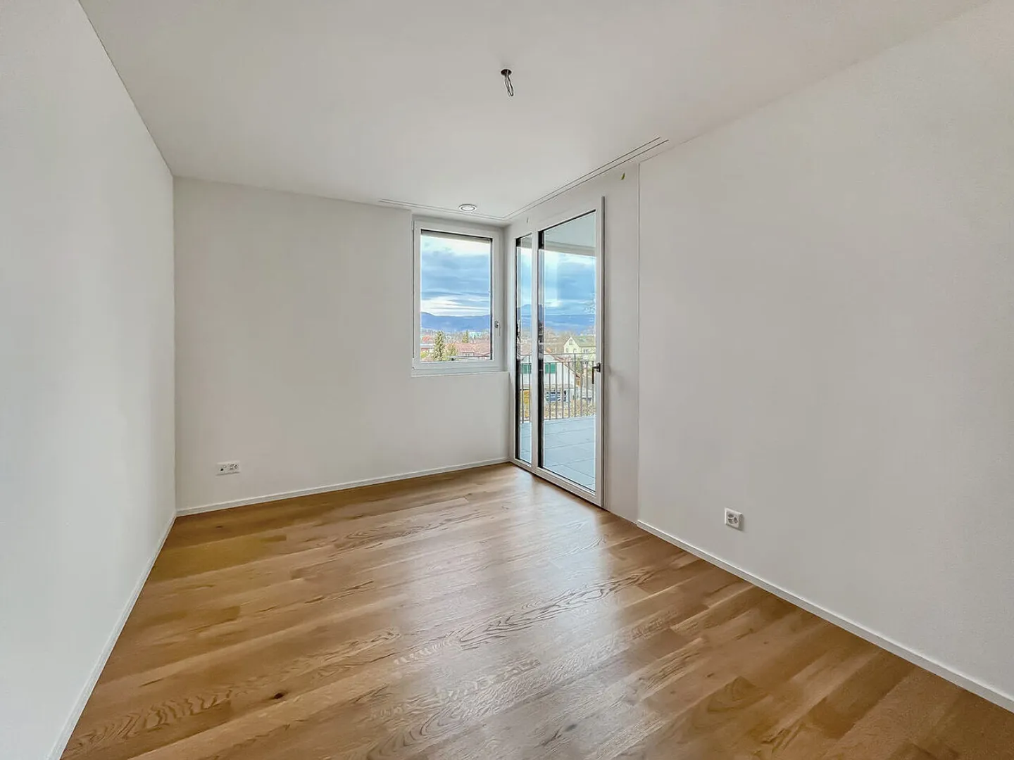 Modern Apartment with Balconies - Photo 5 of 13