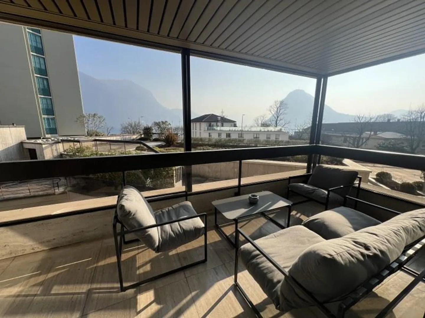 ELEGANTE MÖBLIERTE 4,5-ZIMMER-WOHNUNG MIT TERRASSEN UND AUSSICHT... - Foto 1 von 13