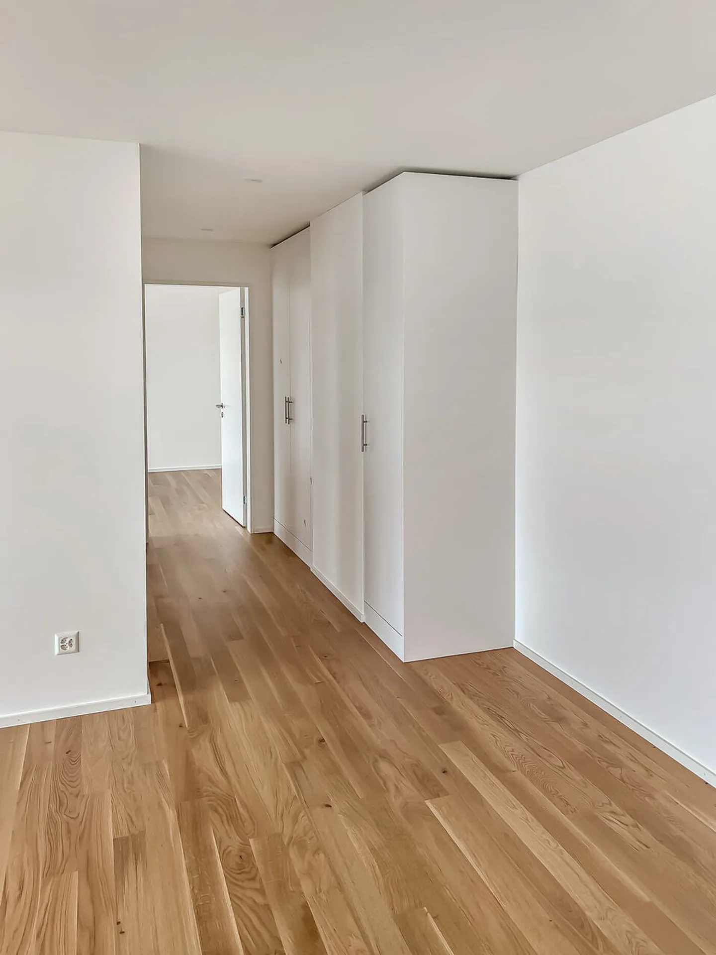Modern Apartment with Balconies - Photo 7 of 13