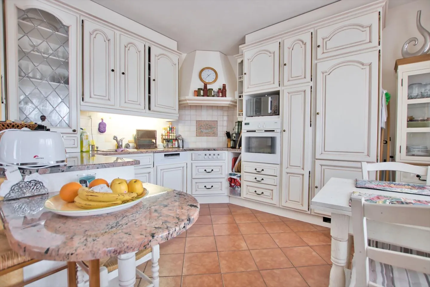 5 camere in una zona tranquilla a due passi dai servizi - Foto 2 di 4