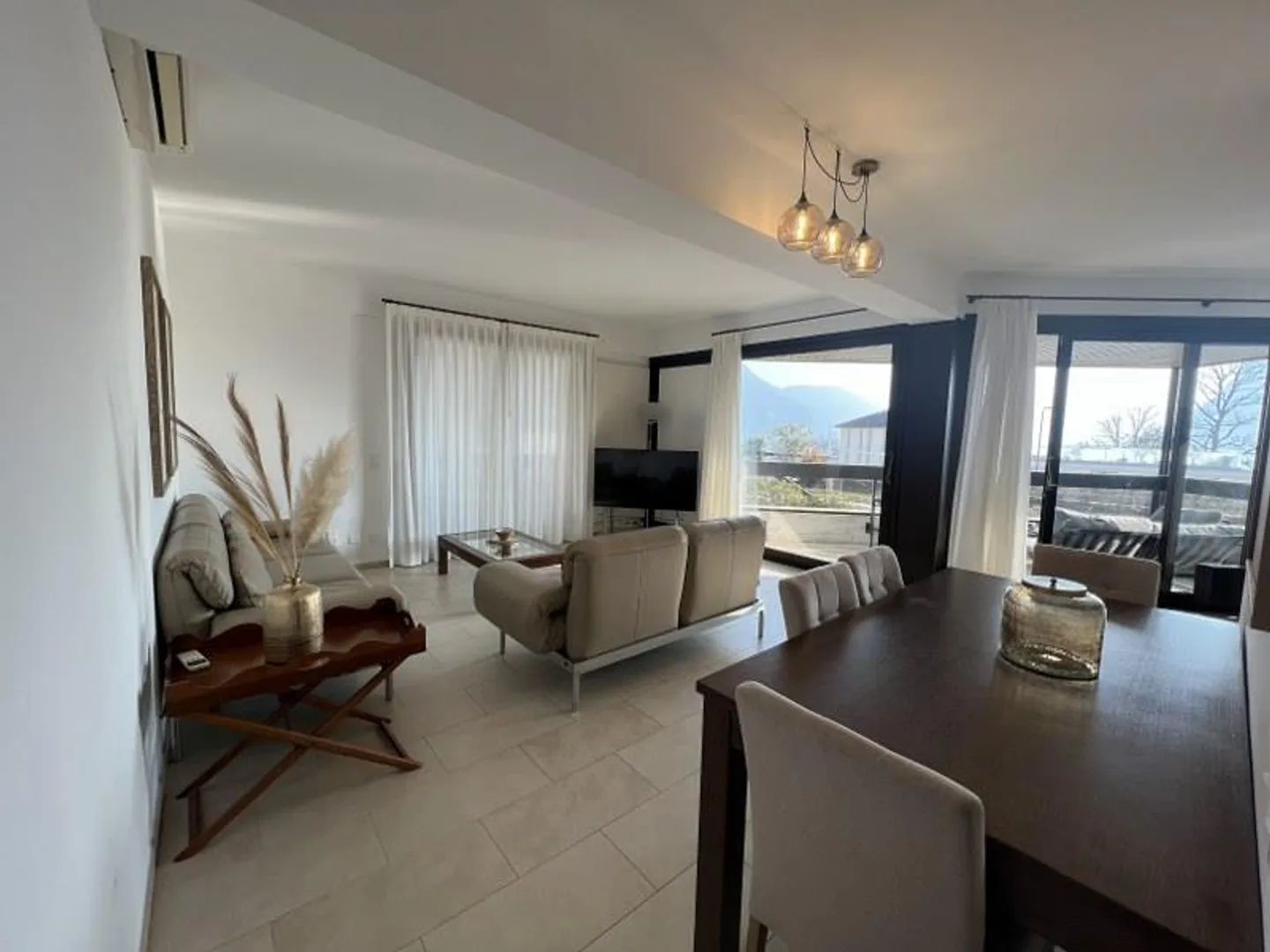 ELEGANTE MÖBLIERTE 4,5-ZIMMER-WOHNUNG MIT TERRASSEN UND AUSSICHT... - Foto 2 von 13