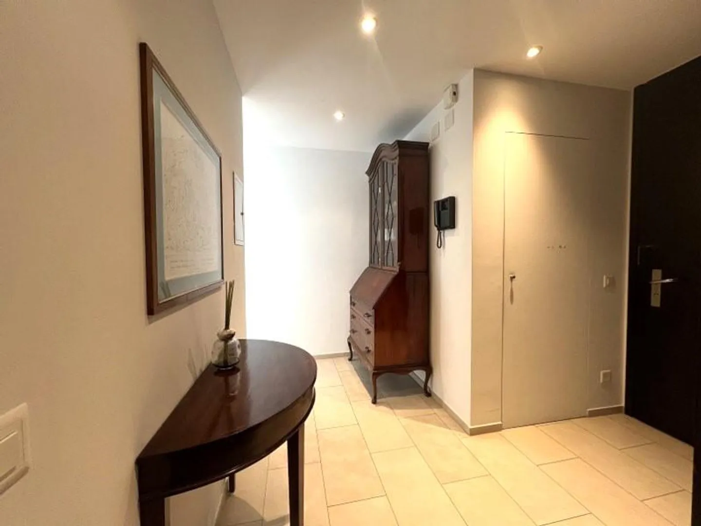 ELEGANTE MÖBLIERTE 4,5-ZIMMER-WOHNUNG MIT TERRASSEN UND AUSSICHT... - Foto 4 von 13