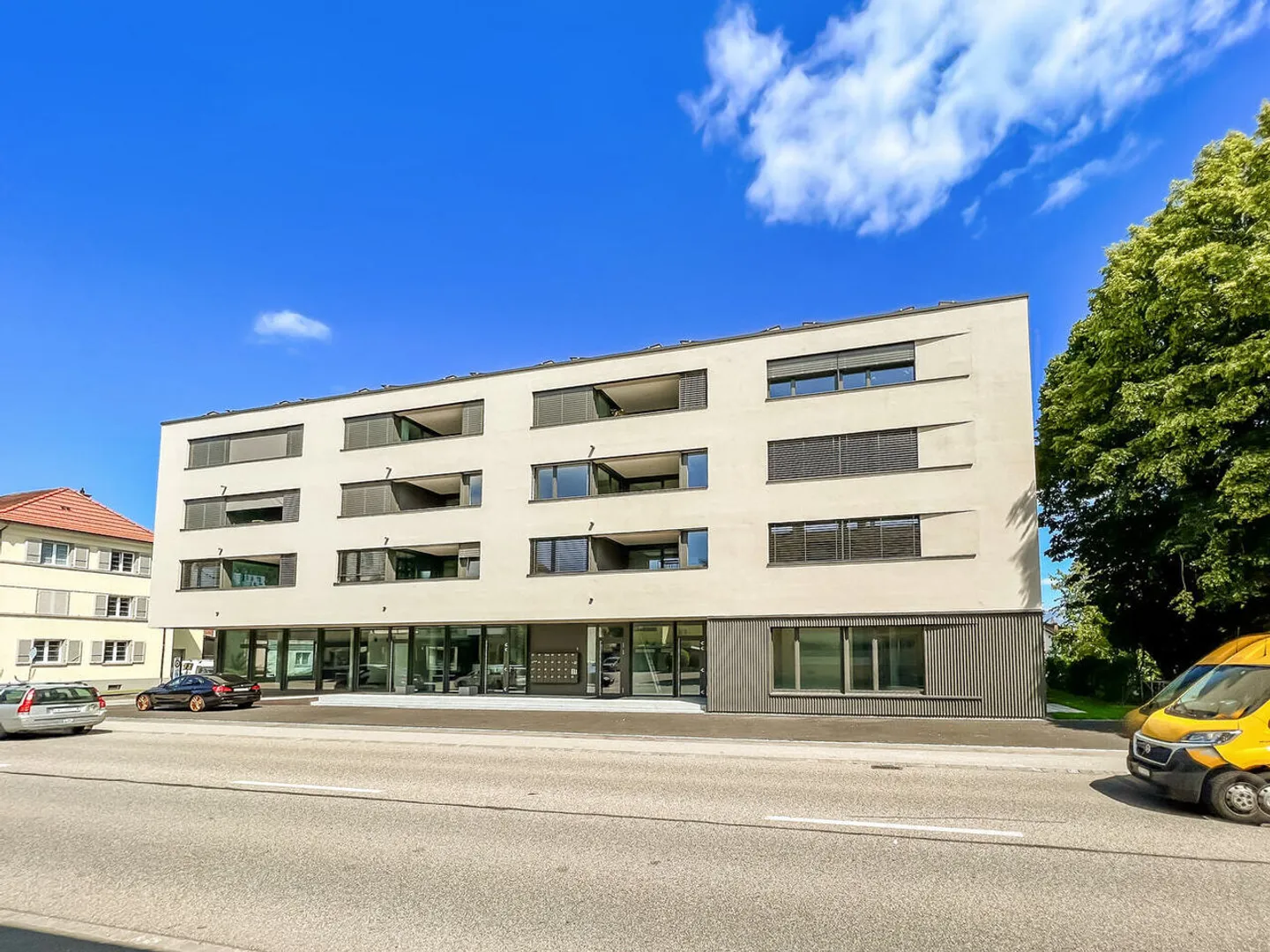 Modern Apartment with Balconies - Photo 11 of 13