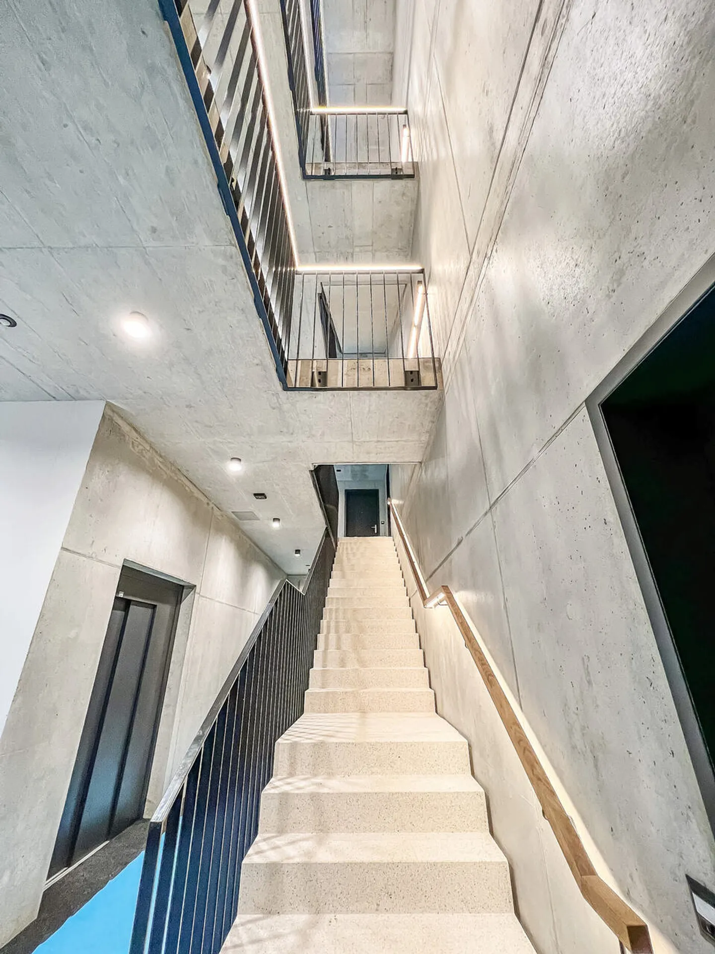 Modern Apartment with Balconies - Photo 12 of 13