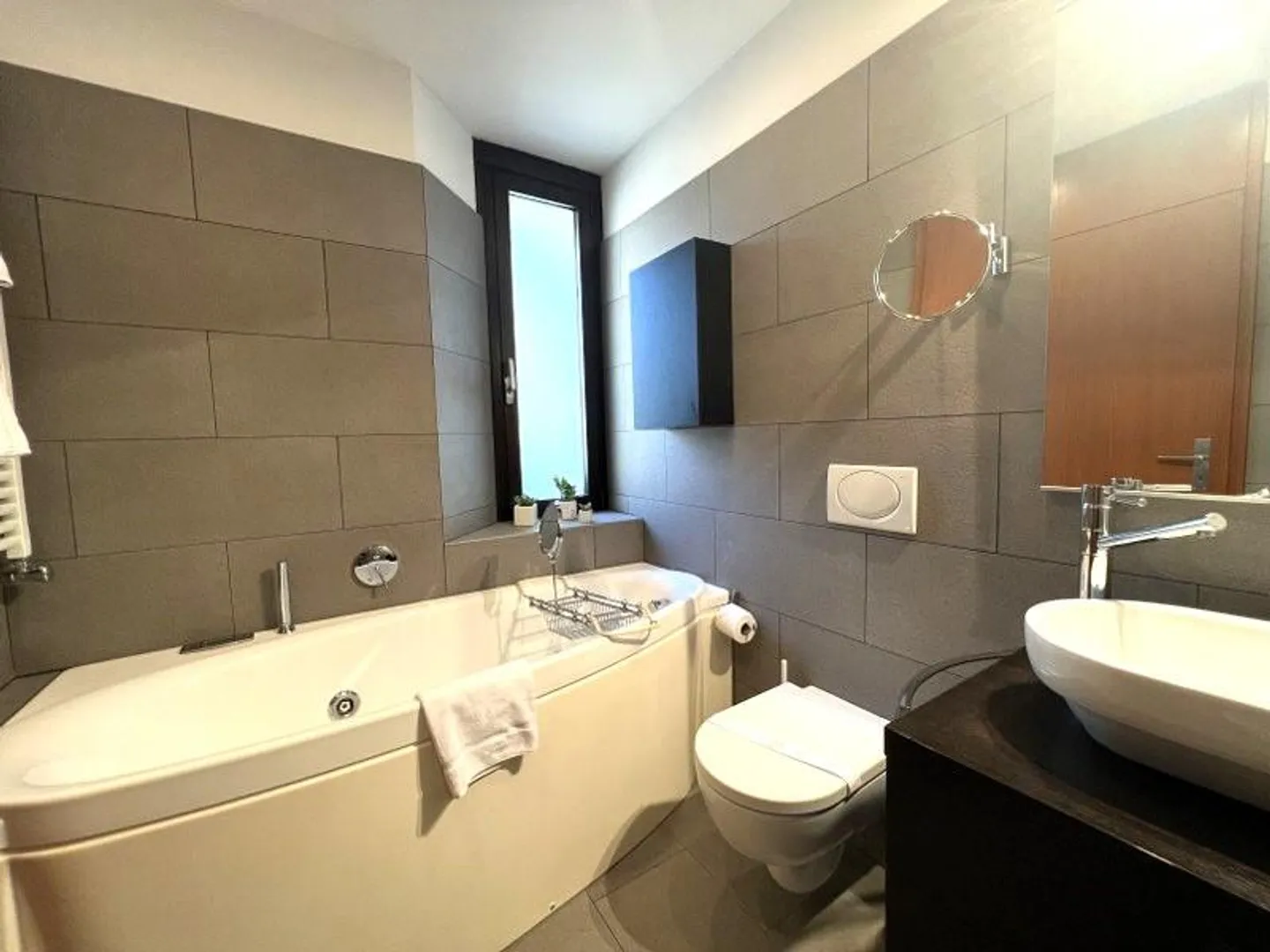 ELEGANTE MÖBLIERTE 4,5-ZIMMER-WOHNUNG MIT TERRASSEN UND AUSSICHT... - Foto 12 von 13
