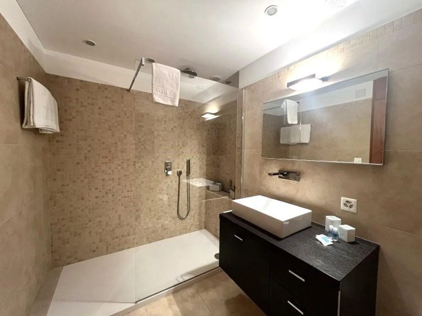 ELEGANTE MÖBLIERTE 4,5-ZIMMER-WOHNUNG MIT TERRASSEN UND AUSSICHT... - Foto 13 von 13