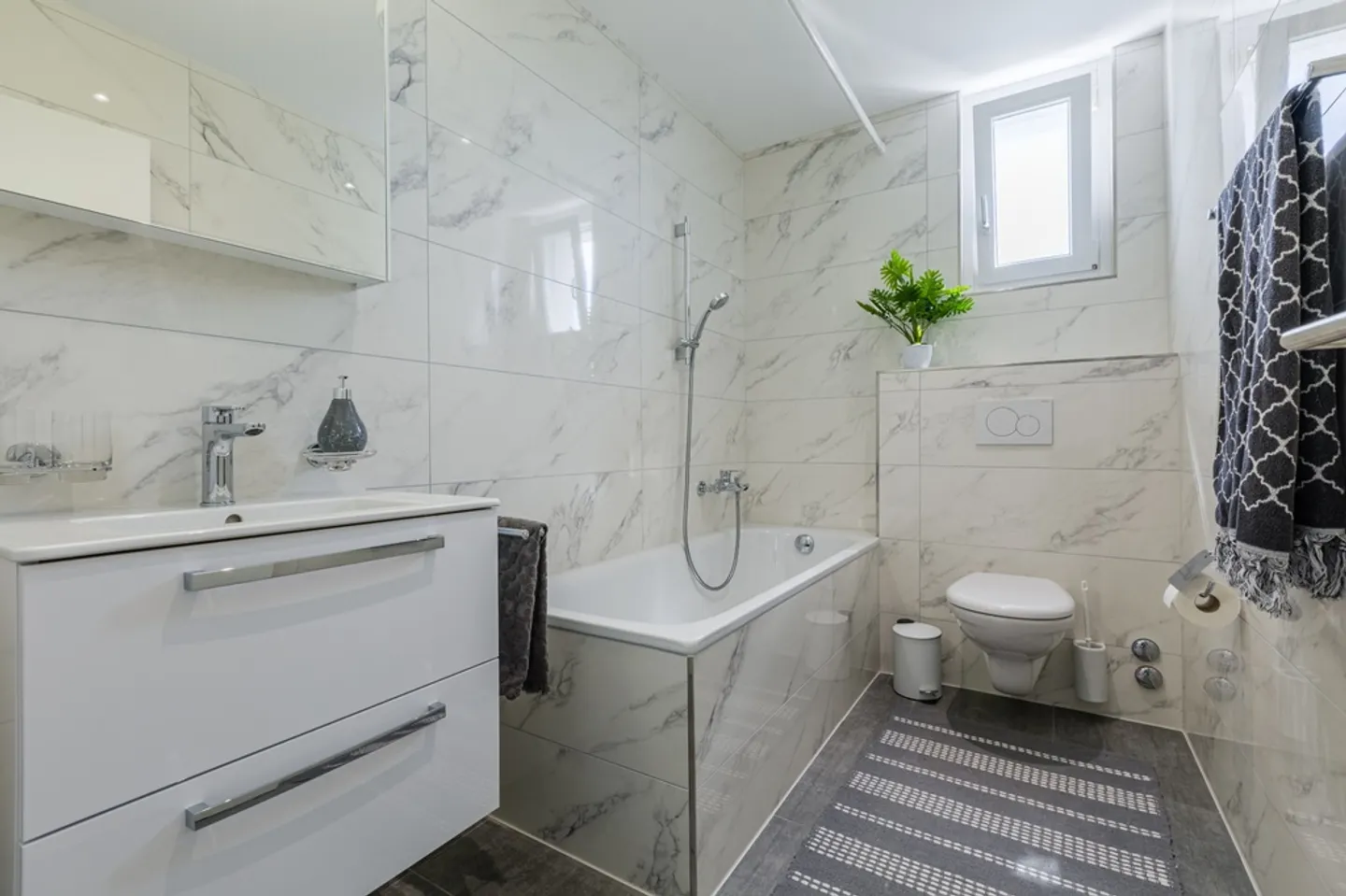 Spacious Renovated Apartment - Photo 4 of 4