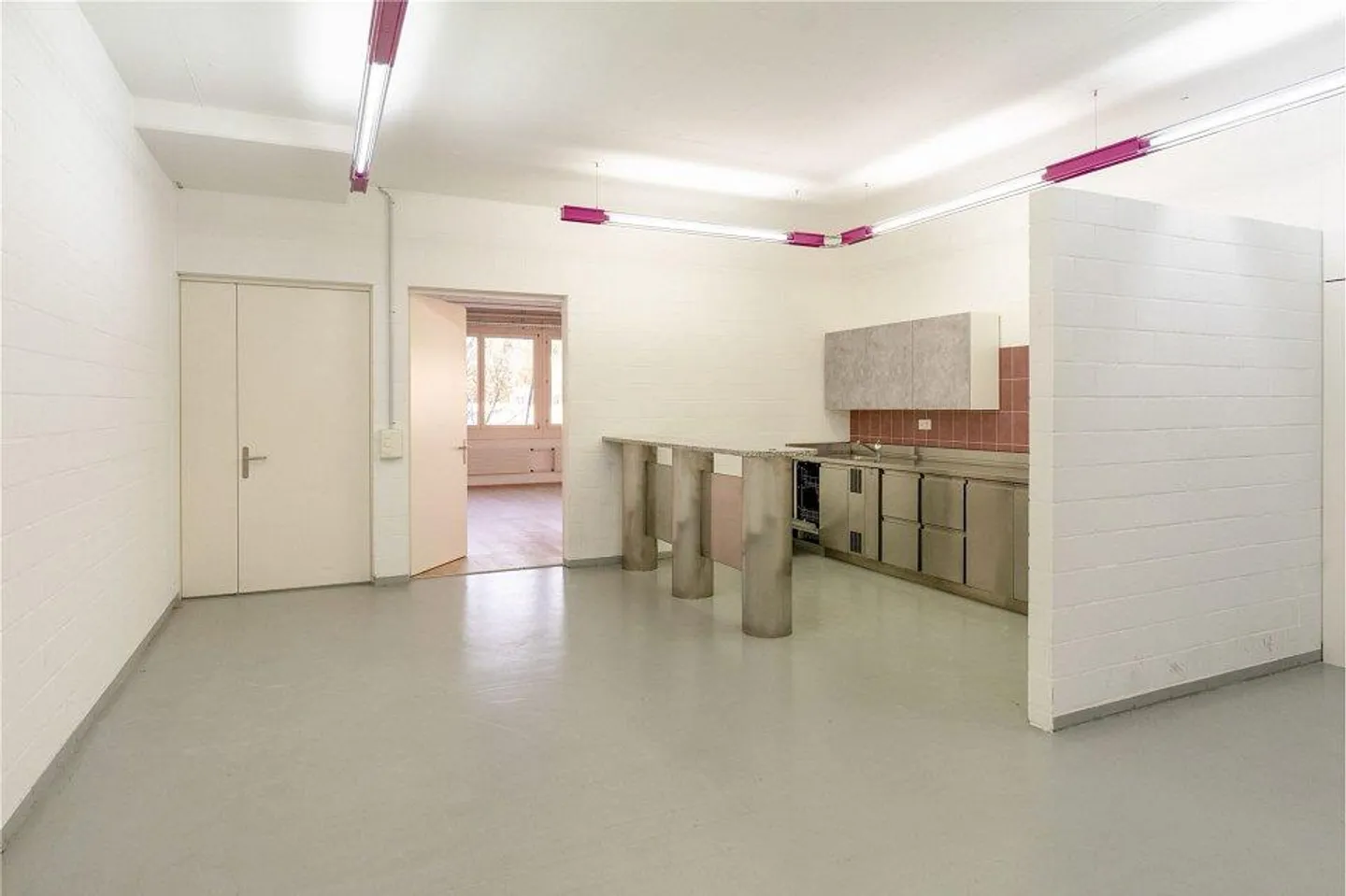 Modern Office Space from 40 m² to 188 m² in Prime Location – Flexibly Design - Photo 6 of 8
