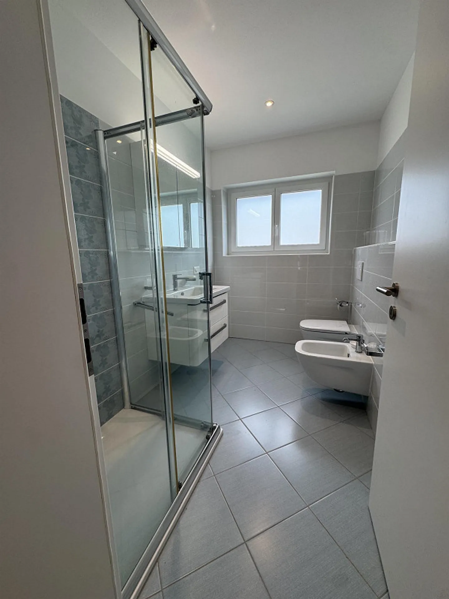 Bright top-floor apartment with two terraces, open view and double parking, in a quiet area just steps from the lake - Photo 3 of 28