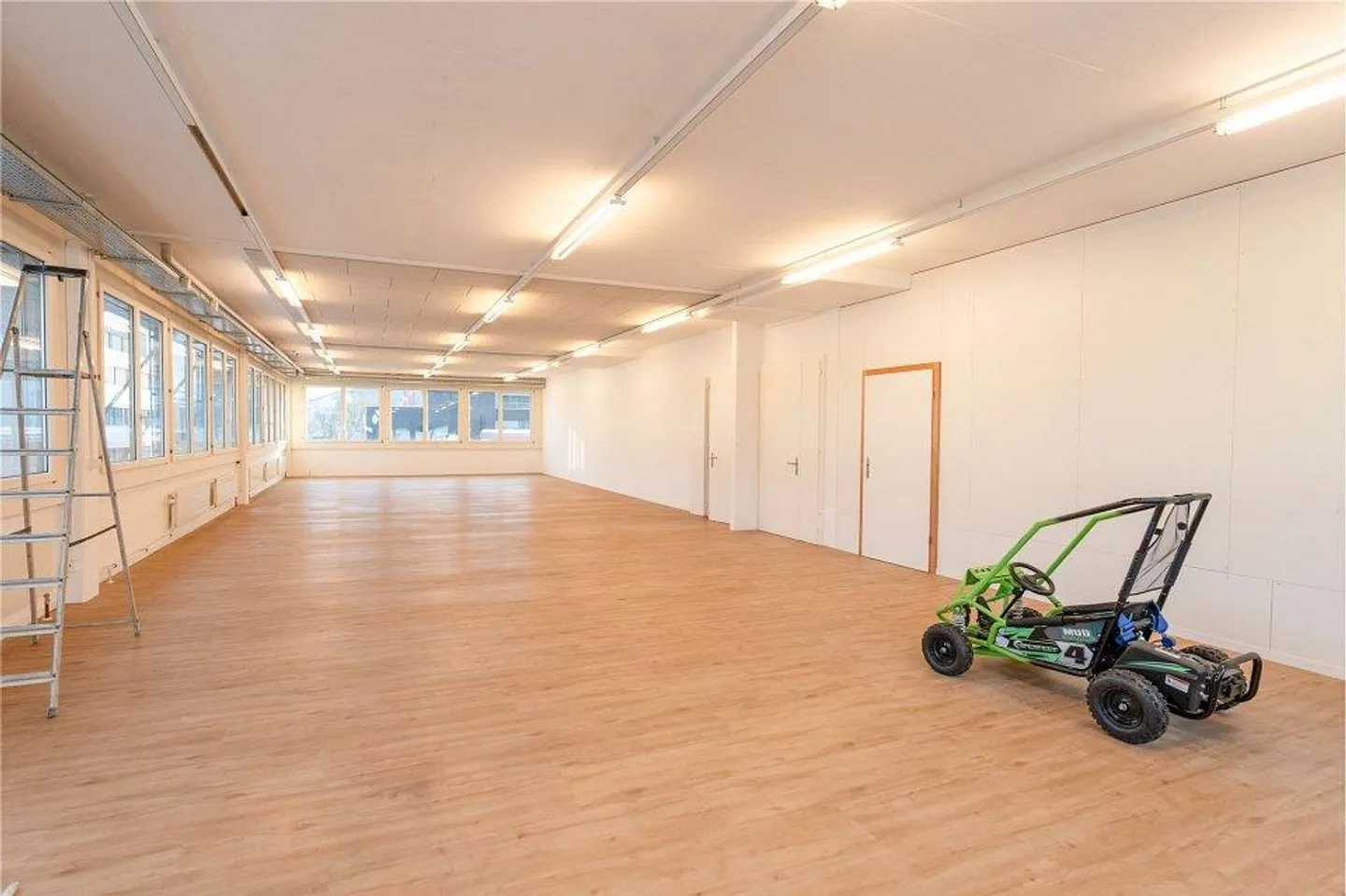 Modern Office Space from 40 m² to 188 m² in Prime Location – Flexibly Design - Photo 4 of 8