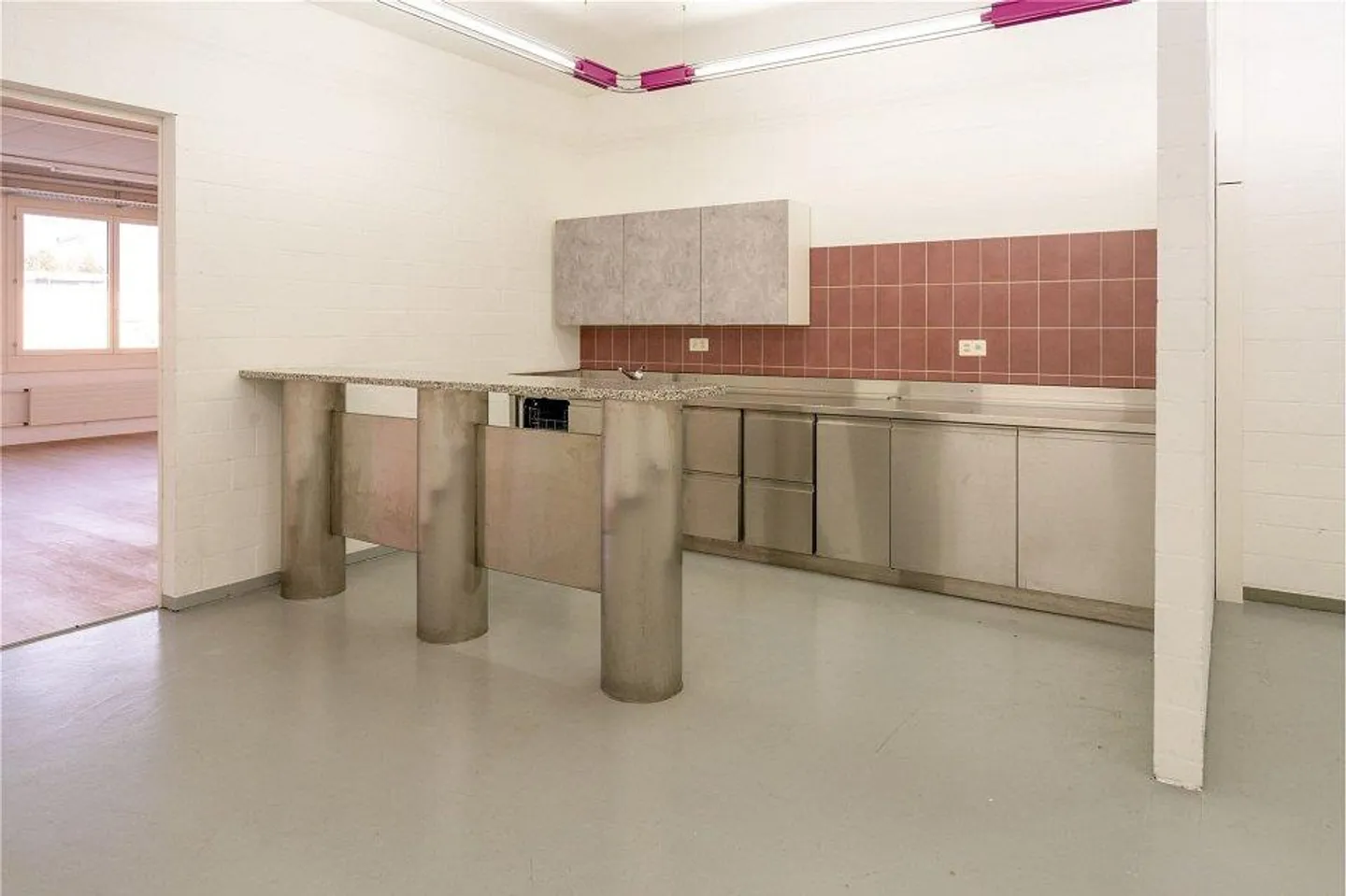 Modern Office Space from 40 m² to 188 m² in Prime Location – Flexibly Design - Photo 8 of 8