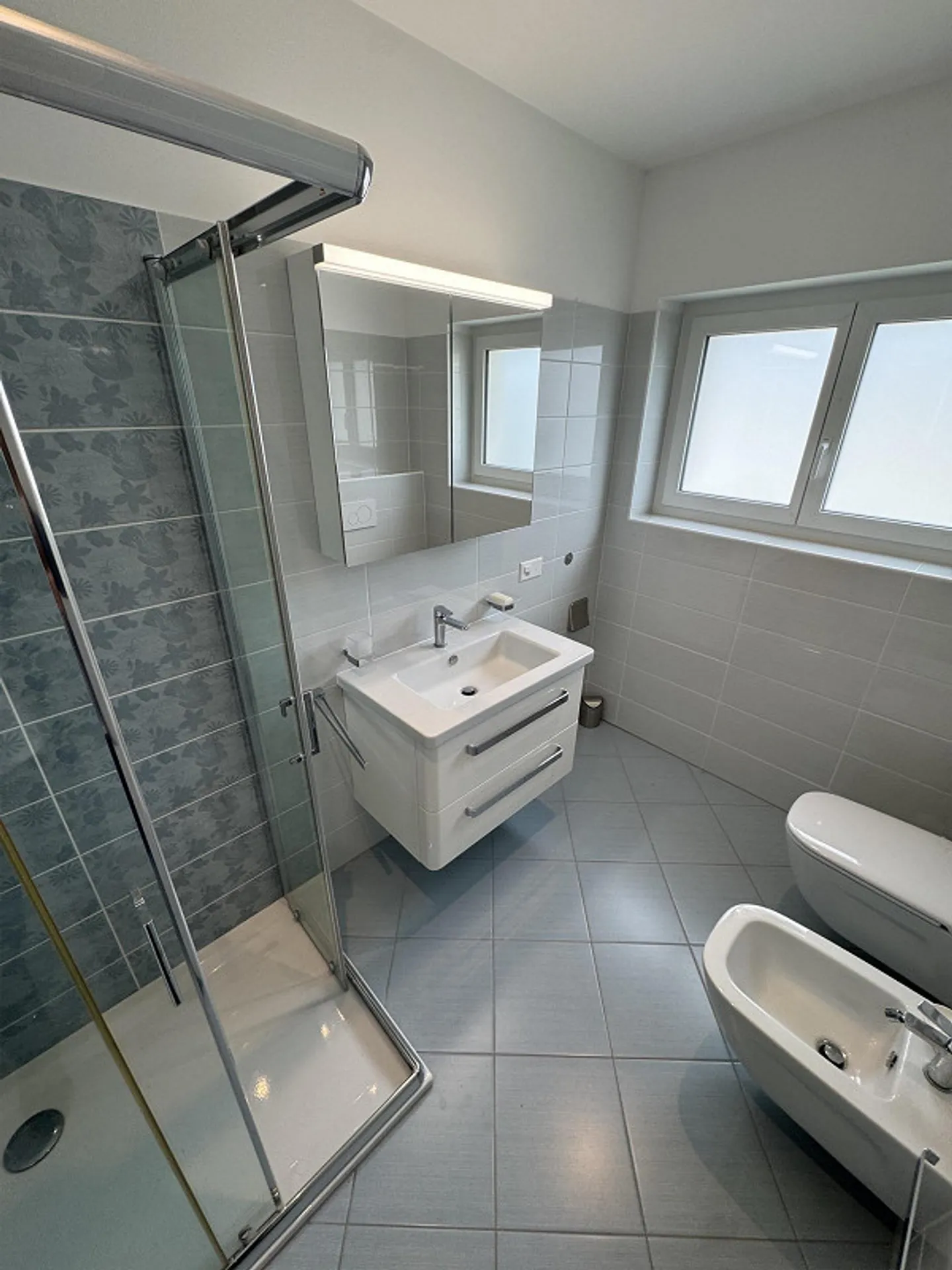 Bright top-floor apartment with two terraces, open view and double parking, in a quiet area just steps from the lake - Photo 7 of 28