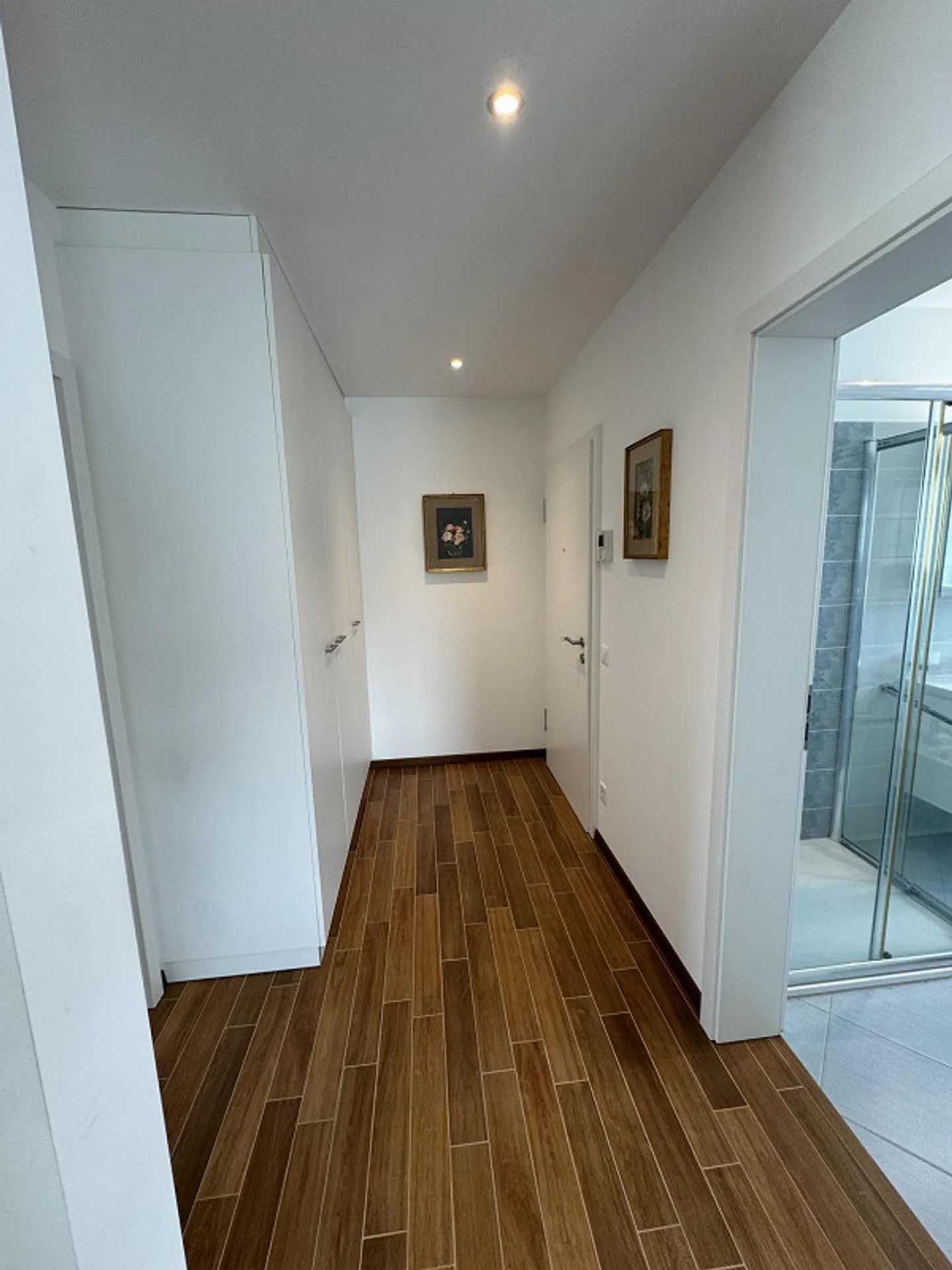 Bright top-floor apartment with two terraces, open view and double parking, in a quiet area just steps from the lake - Photo 8 of 28