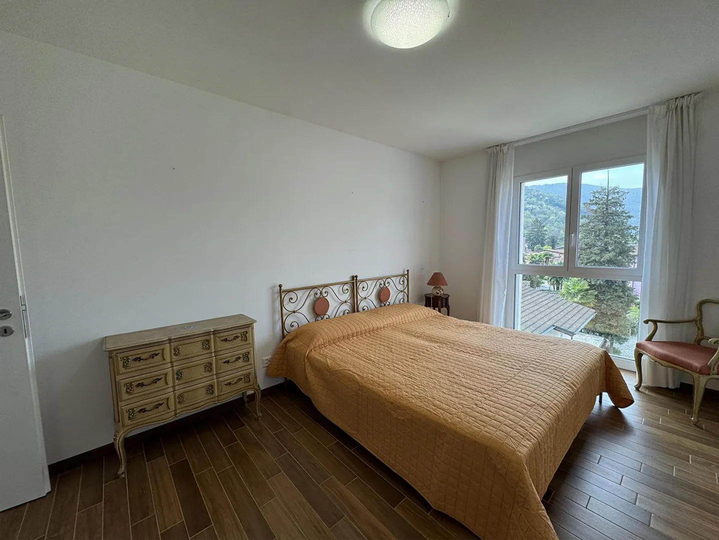 Bright top-floor apartment with two terraces, open view and double parking, in a quiet area just steps from the lake - Photo 10 of 28