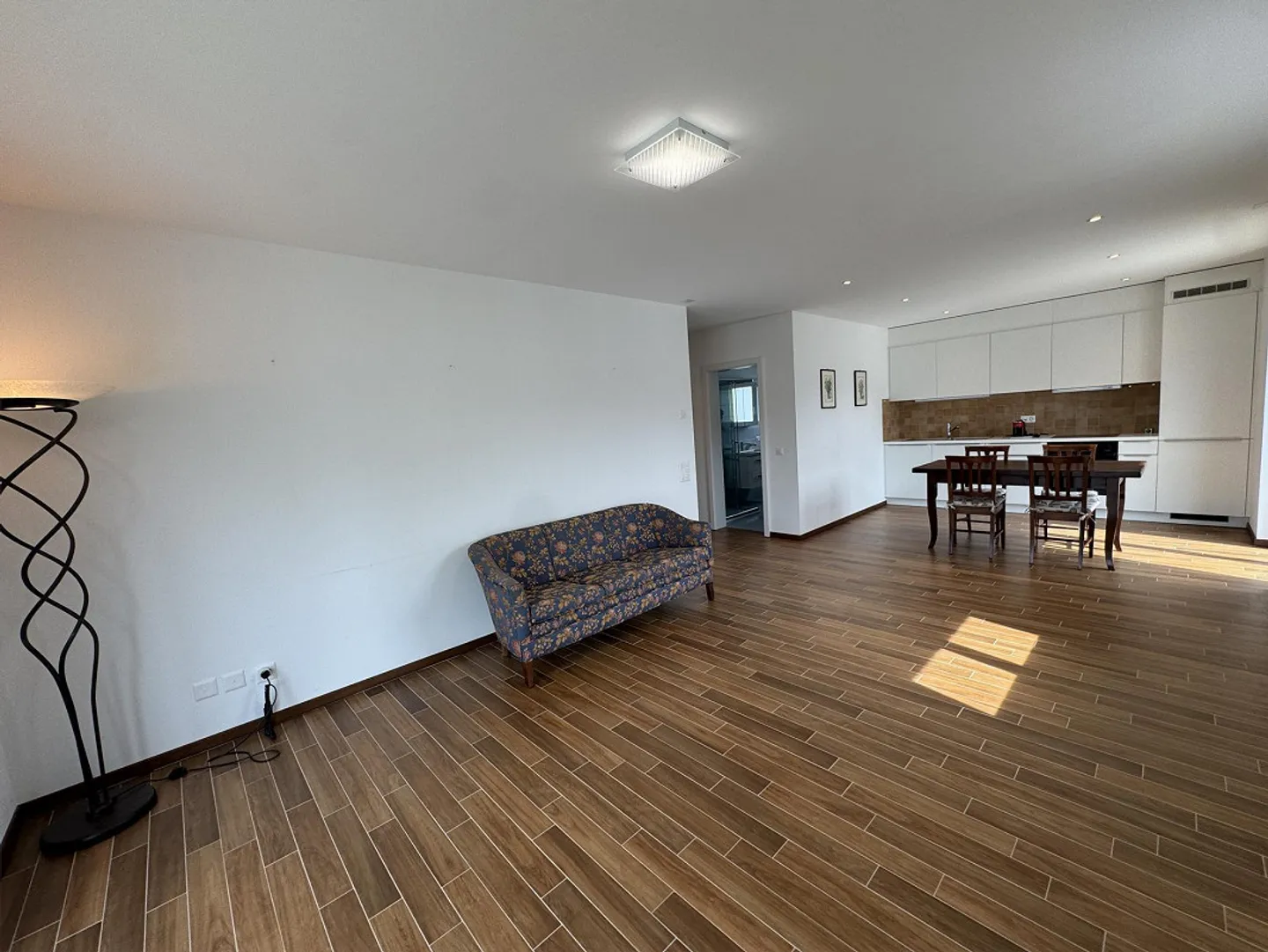 Bright top-floor apartment with two terraces, open view and double parking, in a quiet area just steps from the lake - Photo 19 of 28