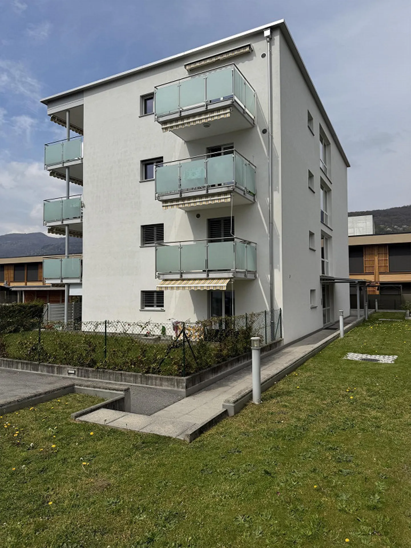 Bright top-floor apartment with two terraces, open view and double parking, in a quiet area just steps from the lake - Photo 26 of 28