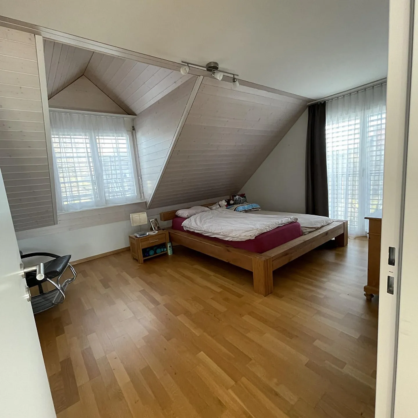 Charmante 3.5 Zimmer-Dachwohnung an ruhiger Lage - Foto 4 von 11